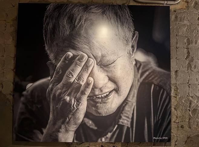 황반변성과 망막색소변성증으로 시력을 잃은 배우 송승환. 시각장애 4급이다. 잔인한 운명의 화살을 맞고도 그는 연극 '더 드레서'로 복귀했다.