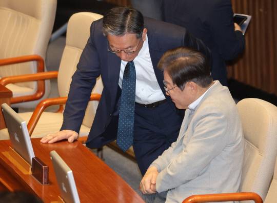 지난 4월 14일 정치·외교·통일·안보 분야 대정부질문이 진행된 국회 본회의에서 이재명 당시 전 더불어민주당 대표와 정성호 민주당 의원과 대화하는 모습. 연합뉴스