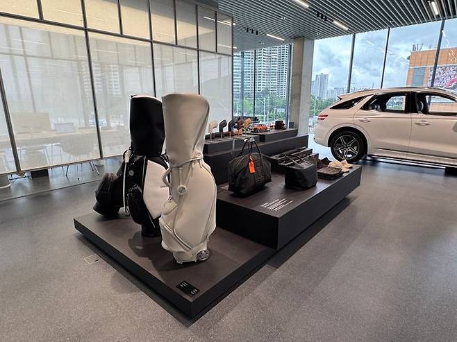 제네시스 청주 3층. SUV 라인업과 골프백 등 굿즈를 함께 전시했다. 고객들은 골프백을 직접 들고 차량에 실어볼 수 있다.ⓒ데일리안 편은지 기자