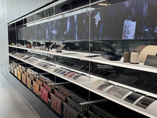 제네시스 청주 4층에 마련된 CMF존. 차량 내외장 컬러와 소재 등을 한눈에 비교할 수 있다.ⓒ데일리안 편은지 기자