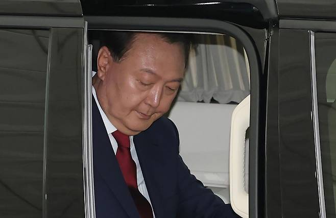 윤석열 전 대통령이 28일 오전 대면 조사를 받기 위해 서울 서초구 서울고검에 마련된 내란특검 사무실로 출석하고 있다. (공동취재) 2025.6.28/뉴스1