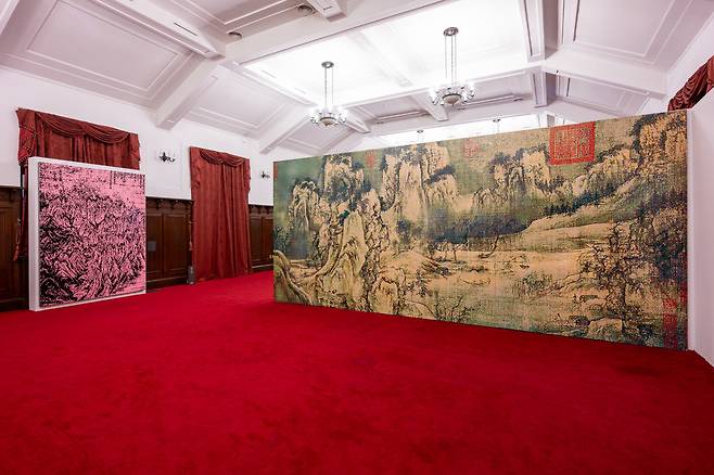 황인기, 〈오래된 바람 1101〉, 2011, 합판에 플라스틱 레고, 307×690cm, 충주시립미술관 소장.