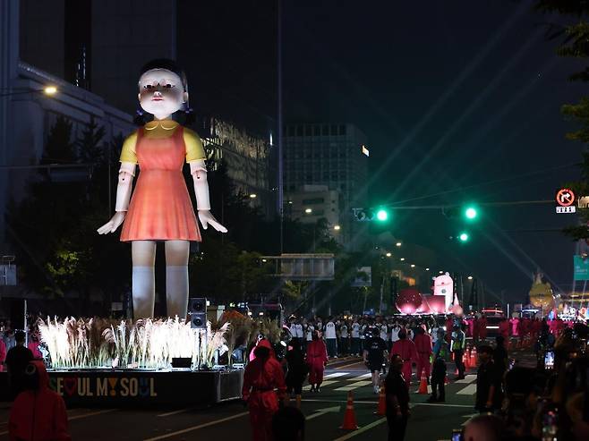 28일 오후 서울 광화문광장에서 서울광장까지 ‘오징어 게임 시즌3 글로벌 피날레 퍼레이드’가 진행되고 있다. 2025.6.28 (서울=뉴스1)