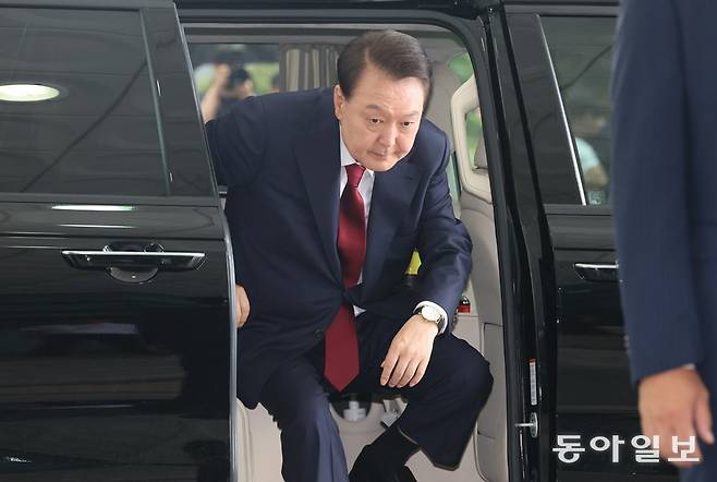 윤석열 전 대통령이 28일 오전 대면 조사를 받기 위해 서울 서초구 서울고검에 마련된 내란특검 사무실로 출석하고 있다. 송은석 기자 silverstone@donga.com