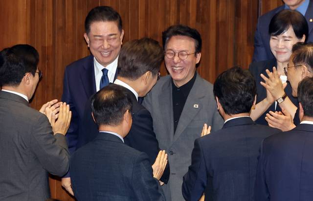 이재명 대통령이 지난 6월26일 국회 본회의장에서 30조5000억원 규모 추가경정예산 시정연설을 위해 본회의장에 입장하며, 더불어민주당 의원으로서 참석한 김민석 국무총리 후보자와 인사하고 있다.<연합뉴스>