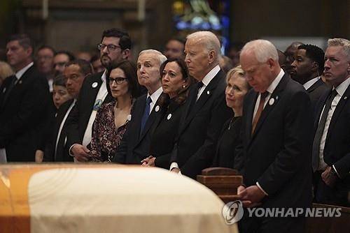 지난 14일 자택에서 괴한의 총격에 사망한 미국 미네소타주 멜리사 호트먼 주하원의원 부부 장례식에 참석한 조 바이든 전 대통령 과 카멀라 해리스 전 부통령.  AP 연합뉴스