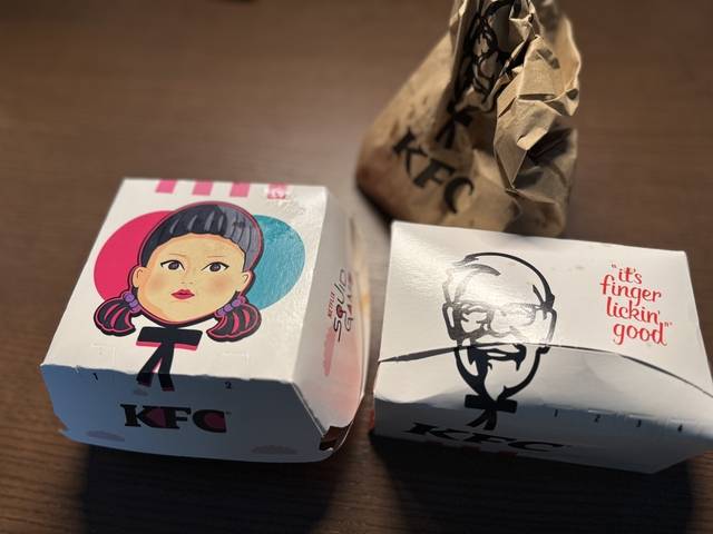 ‘오징어 게임3’ 공개 기념으로 독일에서 나온 KFC 오징어게임 컬래레이션 버거. 독자 제공