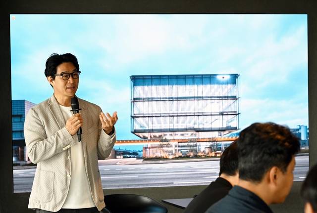 제네시스 송민규 제네시스사업본부장(부사장)이 지난 25일 제네시스 청주에서 열린 국내 미디어 투어에서 발표를 하고 있다. 제네시스 브랜드 제공