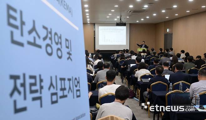 한국환경경영학회와 국가녹색기술연구소, 한국환경연구원, SDX재단이 주최한 '2025 한국환경경영학회 탄소경영 및 전략심포지엄'이 25일 서울 강남구 한국과학기술회관에서 열렸다. 김성우 김앤장법률사무소 환경에너지연구소장이 '트럼프2기 환경에너지 전망과 시사점(기후기술과 탄소경영 중심)'을 주제로 발제를 하고 있다. 김민수기자 mskim@etnews.com