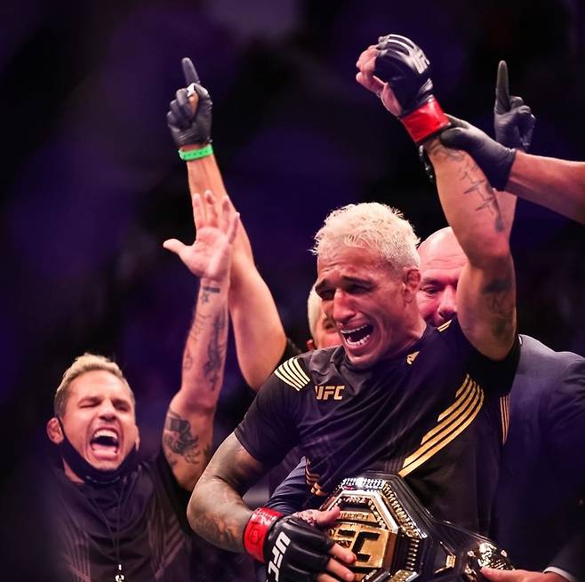 찰올형님.jpg 실시간) UFC 페더급 무패 챔피언 VS 라이트급 전 챔피언 결과