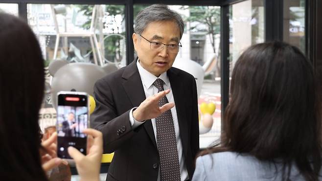 조현 외교부 장관 후보자가 지난 25일 서울 종로구 대우빌딩에 마련된 인사청문회 준비 사무실로 출근하며 취재진의 질문에 답변하고 있다. 뉴시스