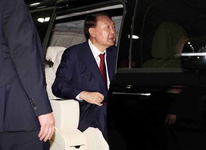 피의자 신분으로 내란 특검 조사를 받은 윤석열 전 대통령이 서초구 서울고검 청사를 나서며 차량에 탑승하고 있다. 공동취재사진