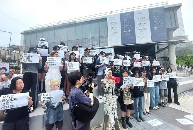 서울시립미술관의 아카이브 전시 ‘우리는 끊임없이 다른 강에 스며든다’의 도록 글 검열 사태와 관련해 지난 28일 오후 전시 장소인 서울 평창동 서울시립미술아카이브 모음동 건물 앞에서 전시에 참여 중인 일부 미술인들의 항의 퍼포먼스가 처음 펼쳐졌다. 노형석 기자