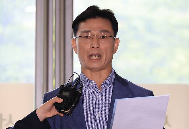 임성근 전 해병대1사단장이 26일 순직해병 수사 방해 의혹 사건을 수사하는 이명현 특별검사와 면담을 요청하며 서울 서초구 특검 사무실을 방문해 입장문을 읽고 있다. 연합뉴스