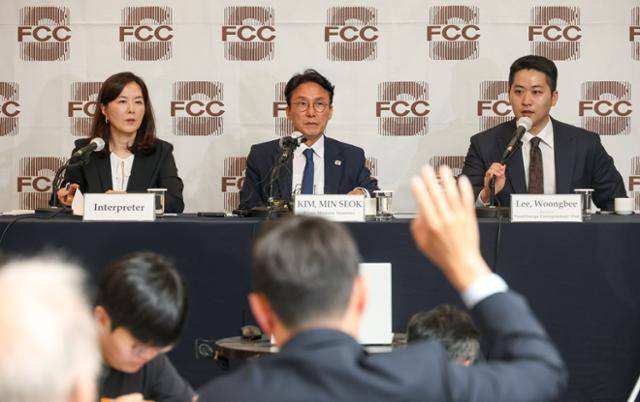 김민석(가운데) 국무총리 후보자가 17일 서울 중구 한국프레스센터에서 열린 외신기자 간담회에 참석해 취재진 질문을 받고 있다. 뉴시스