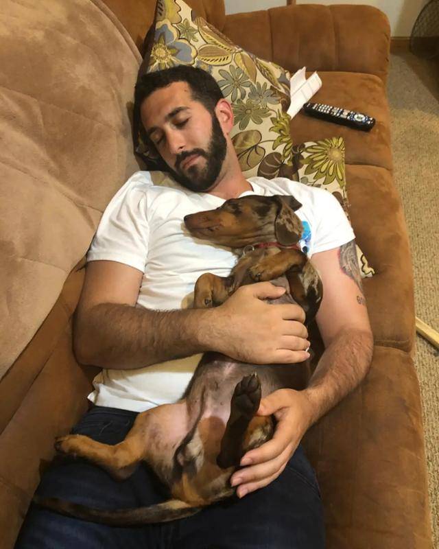 디블레이스 씨 가족의 반려견 '듀크'가 생전에 트레버 디블레이스 씨의 품에 안겨 잠을 자고 있다. 트레버 디블레이스 인스타그램