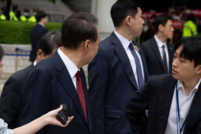 윤석열 전 대통령이 19일 서울 서초구 서울중앙지법을 나서며 지지자들 쪽을 바라보고 있다. 연합뉴스