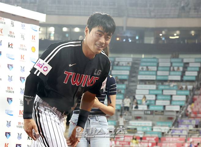 26일 오후 수원 KT위즈파크에서 열린 2025 프로야구 LG와 KT 경기. LG가 4-3 승리했다. 경기 종료 후 승리의 주역 천성호가 팬들에게 인사하고 있다. 수원=정시종 기자 capa@edaily.co.kr /2025.06.26.