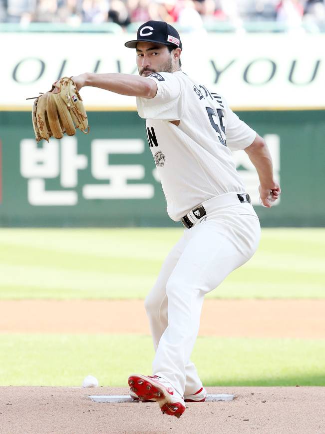 29일 인천 한화 이글스전에 선발 등판한 미치 화이트. SSG 제공