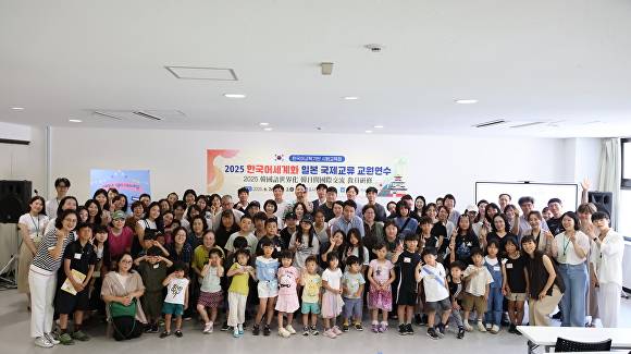 광주지역 교원들이 지난 28일 일본 오사카 한국교육원에서 진행된 ‘빛고을샘과 함께하는 여름 축제’에 참여하고 있다. [사진=광주광역시교육청]