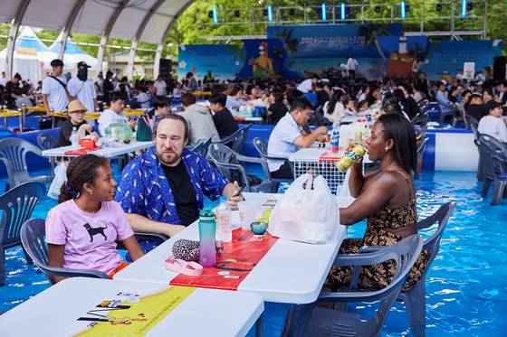외국인 관광객들이 지난해 대구 치맥 페스티벌을 즐기고 있다. [사진 대구시]