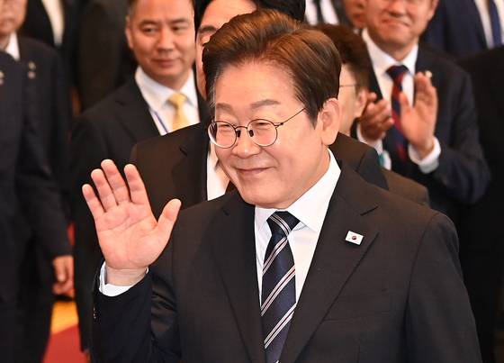 이재명 대통령이 26일 서울 여의도 국회에서 열린 추가경정예산안 시정연설을 마친 뒤 국회를 나서며 국회 직원들과 인사를 하고 있다. 국회사진기자단