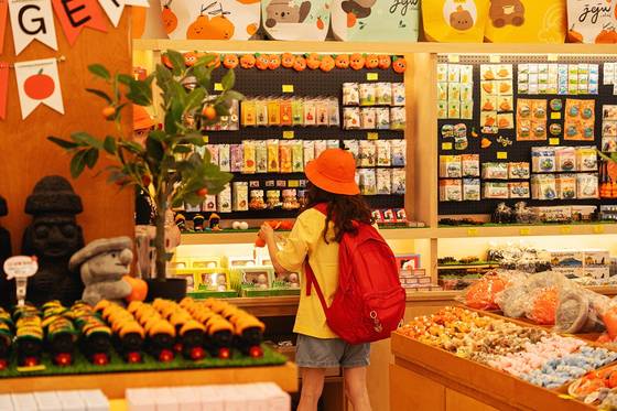 관광객이 제주 원도심의 제주관광상품 판매점을 둘러보고 있다. 사진 제주관광공사