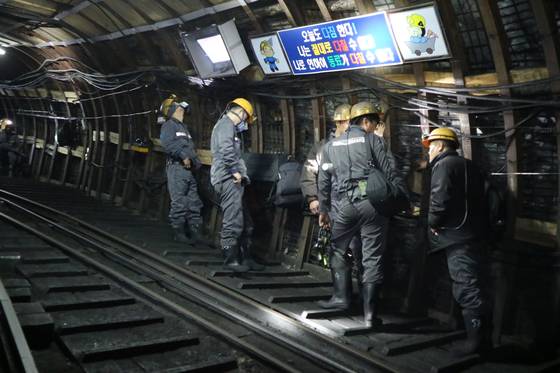 강원 삼척시 도계읍 도계광업소 동덕갱구 막장에서 근무하는 광부들 모습. 기자가 2016년 6월 광부들과 동덕갱구에 함께 들어가면서 찍은 사진. 박진호 기자