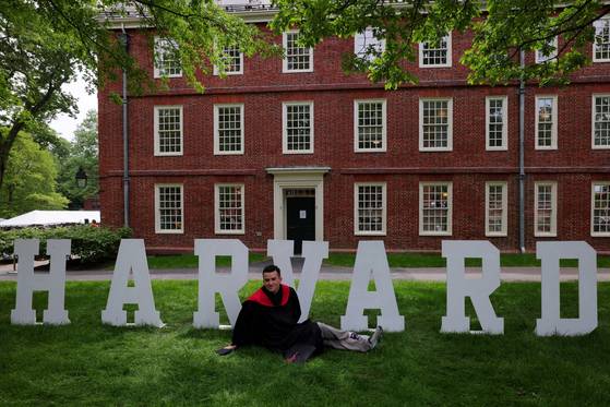 5월 28일 미국 매사추세츠 주 케임브리지에서 열린 하버드대학교 제374회 졸업식을 앞두고 졸업생 조던 스트라서가 사진을 위해 포즈를 취하고 있다. 로이터=연합뉴스