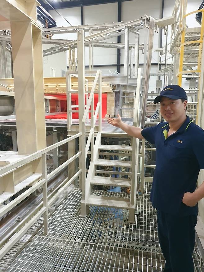 유병열 팀장이 친환경 전기 용해로 앞에서 원료 투입 과정을 설명하고 있다