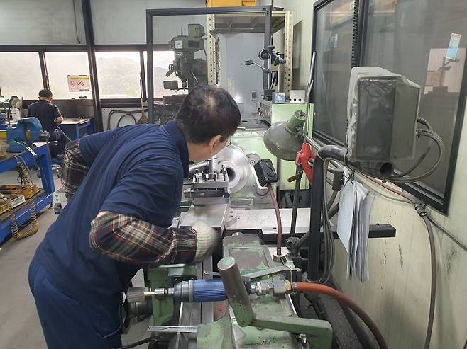 박용구 주임이 금형 수리를 하고 있다. 안성=윤현주 기자