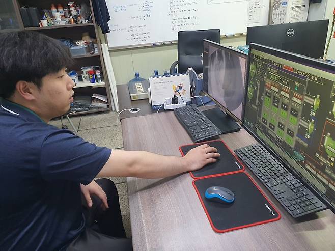 권범태 사원이 배합 공정 컨트롤 작업을 하고 있다. 안성=윤현주 기자