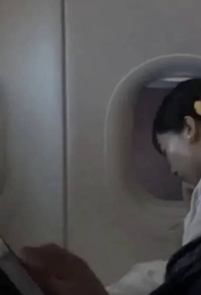 이코노미석에서 잠든 일본 가코 공주 사진=사우스차이나모닝포스트