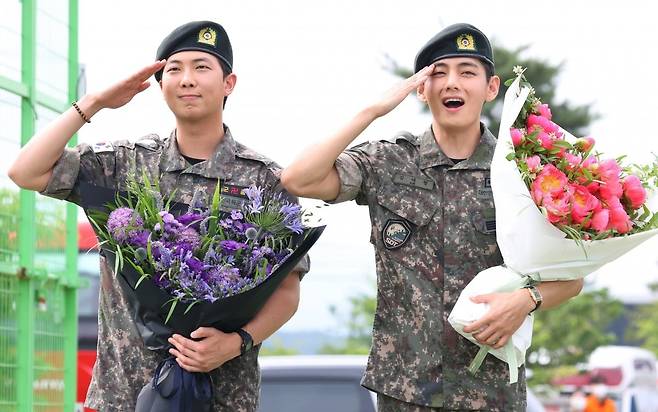 육군 현역 복무를 마치고 만기 전역한 그룹 방탄소년단(BTS) RM과 뷔가 6월 10일 강원 춘천시 신북읍체육공원에서 거수경례하고 있다. 사진=연합뉴스