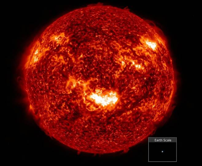 지난해 5월7일(미국시간) 미국 항공우주국(NASA) 위성으로 포착한 태양. 표면의 밝은 빛에서 시작된 태양 폭풍으로 인해 같은 달 10일 지구에는 ‘G5’ 자자기 폭풍이 생겼다. NASA 제공