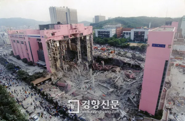 1995년 6월 서울 서초구 삼풍백화점 붕괴사고 현장에서 무너진 건물 잔해들이 어지럽게 널려 있다.  경향신문 자료사진