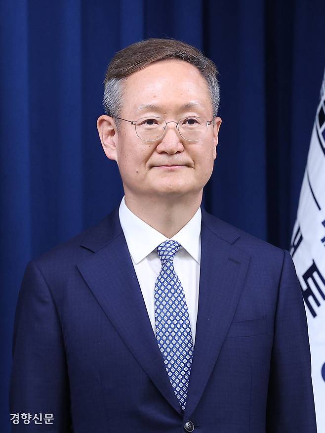 신임 대통령실 민정수석비서관으로 임명된 봉욱 전 대검 차장검사가 29일 서울 용산구 대통령실 브리핑룸에서 열린 인사 브리핑에 참석해 서 있다. 대통령실사진기자단