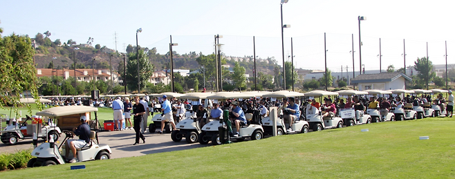 줄 서 있는 골프 카트들. 게티이미지