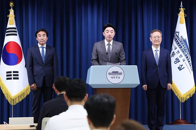 강훈식 대통령 비서실장(가운데)이 29일 용산 대통령실에서 인사 관련 브리핑을 하고 있다. 왼쪽은 전성환 경청통합수석, 오른쪽은 봉욱 민정수석. 대통령실 사진기자단