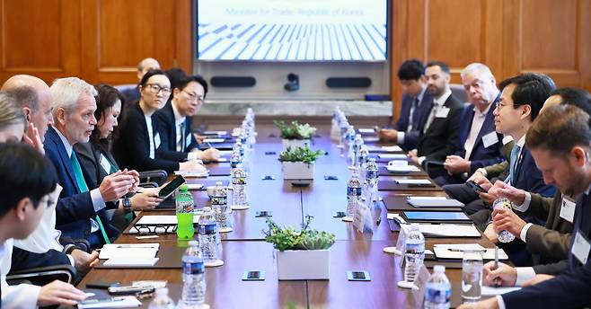 미 기업인도 만난 통상교섭본부장 여한구 산업통상자원부 통상교섭본부장(오른쪽에서 세번째)이 지난 27일(현지시간) 미국 워싱턴에서 열린 ‘미국상공회의소 라운드 테이블’에 참석해 미국 측의 발언을 듣고 있다. 산업부 제공