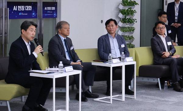 이주호 대통령 권한대행 부총리 겸 교육부 장관이 지난달 20일 서울 중구 한국재정정보원에서 열린 국가인공지능위원회 현장소통 간담회에서 발언하고 있다. 연합뉴스