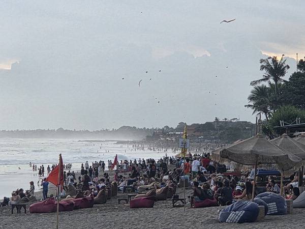 인도네시아 발리는 다양한 파도와 서핑에 최적화된 인프라, 그리고 느슨한 규제로 세계 서퍼들의 버킷리스트로 꼽힌다. 국내 서핑 1번지인 부산 송정해변도 발리의 단순화된 의사결정 구조 등을 배울 필요가 있다고 전문가는 지적한다. 사진은 지난 2일 관광객으로 붐비는 발리 짱구해변 모습. 박호걸 기자