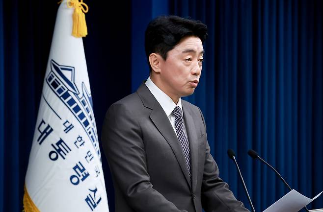 Kang Hoon-sik, chief of staff to President Lee Jae Myung, speaks at a briefing Sunday. Yonhap