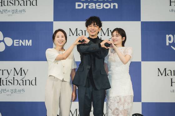 Producer Sohn Ja-young, left, and actors Koshiba Fuka and Sato Takeru pose for photos during a press conference held on June 26 for the Japanese remake of ″Marry My Husband″ drama series. [CJ ENM]