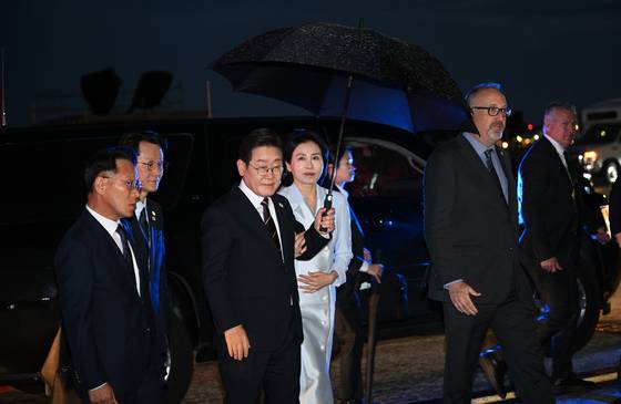 President Lee Jae Myung and First Lady Kim Hye Kyung head to board the presidential aircraft at Calgary International Airport on June 17 after wrapping up the G7 Summit. [JOINT PRESS CORPS]