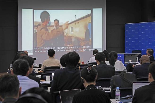 A video made by North Korean state media to criticize people who attempt to assert their legal rights is shown at a public hearing hosted by the United Nations Human Rights Office in Seoul on Wednesday. [PARK SANG-MOON]