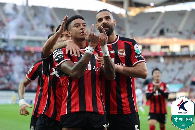 29일 서울 월드컵경기장에서 열린 FC서울과 포항스틸러스와의 K리그1 21라운드에서 린가드가 골을 넣고 세리머니하고 있다. 한국프로축구연맹 제공