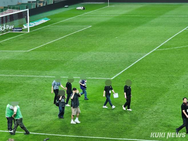 기성용이&nbsp;29일 서울월드컵경기장에서 팬들과 마지막 인사를 나누고 있다. 송한석 기자