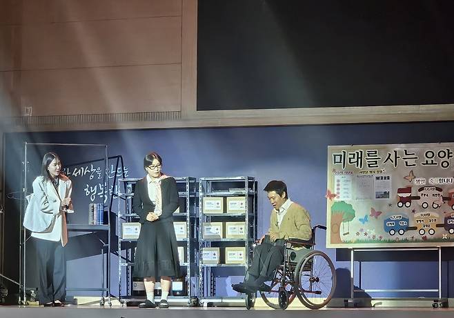 배우 진선규(오른쪽)와 임소현(왼쪽)이 28일 경기도 하남 미래를사는교회 본당에서 다음날 무대에 오를 뮤지컬 '유틀란디아-999일의 항해' 리허설을 하고 있다. 신은정 기자