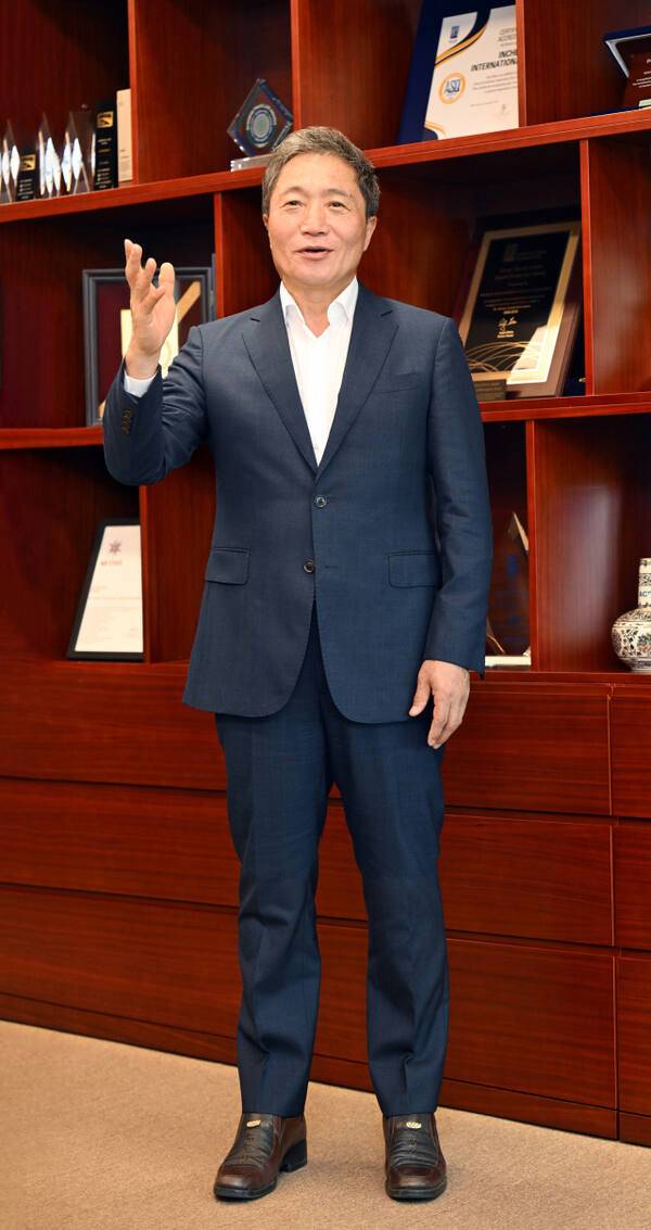 이학재 인천국제공항공사 사장이 경기일보와 인터뷰에서 인천공항을 대한민국의 인공지능(AI) 클러스터로 만들기 위한 계획 등을 설명하고 있다. 조병석기자